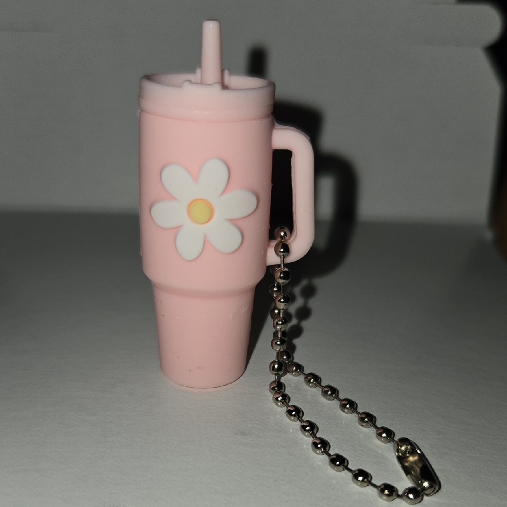 Black Tumbler Keychain with Daisy Design